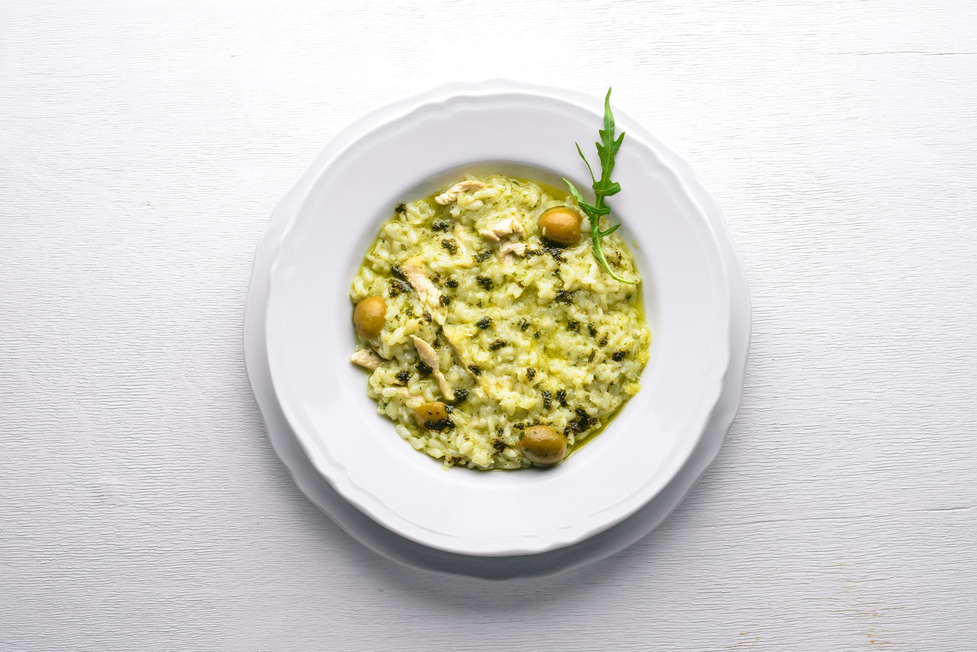 Talerz z kremowym risotto i zielonym pesto